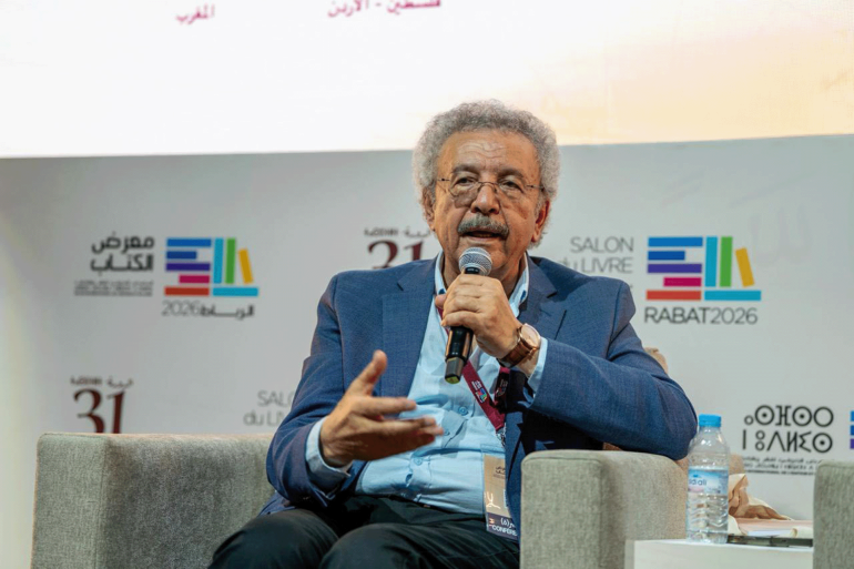 الفنان الفلسطيني ابراهيم نصر الله الذي تحدثت معه في المعرض. مصدر الصورة: - الصورة مأخوذة من صفحة معرض الرباط الدولي للنشر والكتاب على الفيسبوك. - صورة للشاعرة فاتن الغرة والشاعرة نجاة علي والناشر طارق سريكي (من صفحتهم الخاصة على الفيسبوك). - حذف صور الكاتب المغربي منتصر عطري والمعارض السياسي مارتي منجب والمترجم عبد الرحيم من صفحته على الفيسبوك.