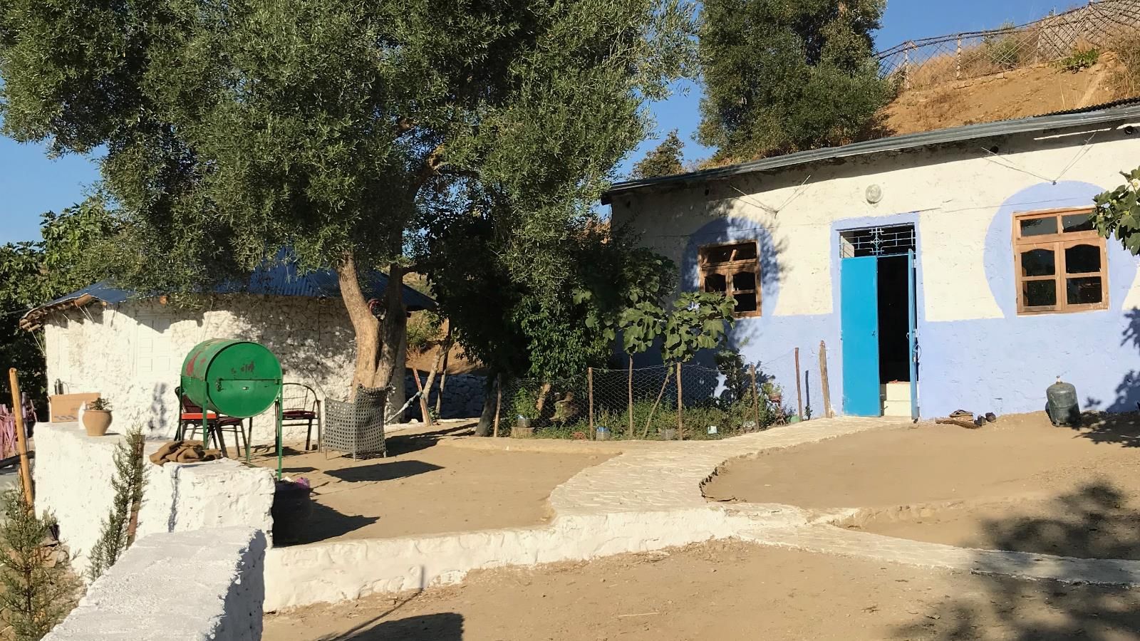الفندق بني بتكاليف بسيطة وبطرق صديقة للبيئة (الجزيرة)