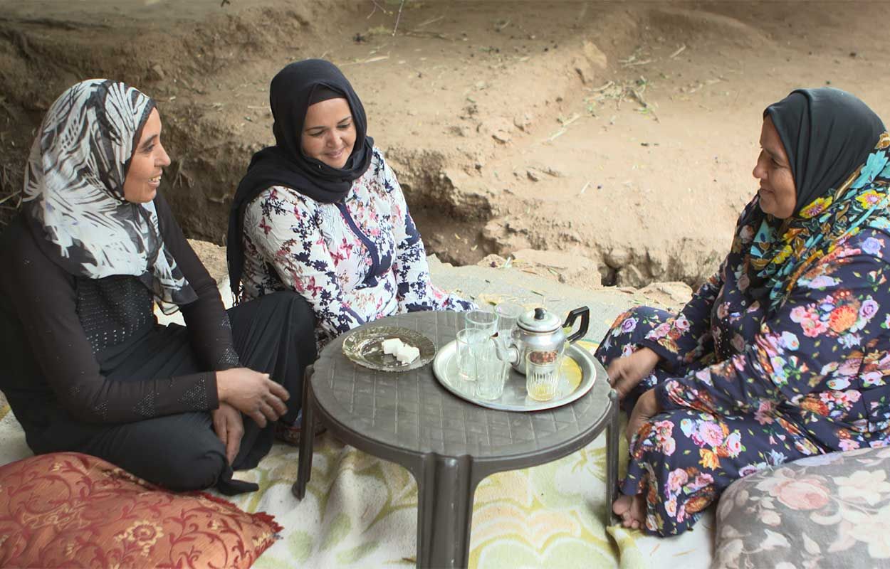 حلقة نقاش تجتمع فيها المعلقات لمناقشة صعوبات الحياة وهموم المحاكمات والدعاوى القضائية.