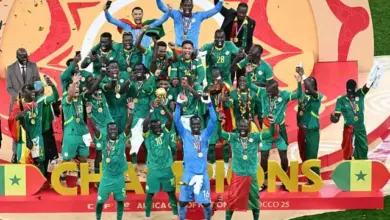 يحتفل لاعبو المنتخب السنغالي بفوزهم بلقب كأس الأمم الأفريقية، وهم يرتدون قمصان وسراويل وجوارب خضراء، باستثناء حارس المرمى إدوارد ميندي الذي يرتدي تيشيرت وشورت وجوارب زرقاء. ويرتدي اللاعبون السنغاليون، بقيادة نجم الفريق ساديو ماني، الميداليات الذهبية ويحملون كأس البطولة.