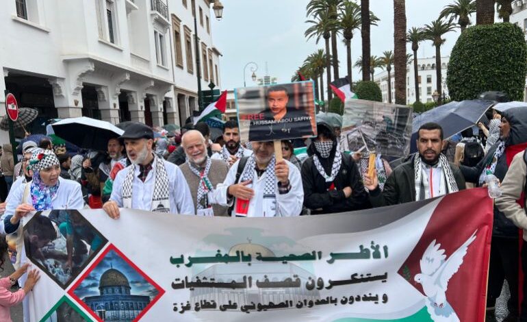 العاملون في المجال الطبي يشاركون في مسيرة الرباط
