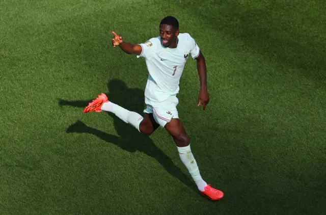 اللاعب الفرنسي عثمان ديمبيلي يحتفل بهدفه في المغرب