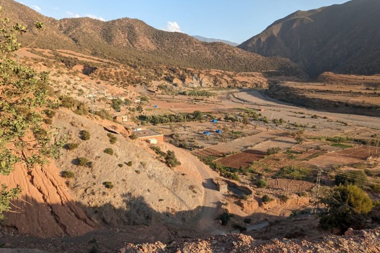 وتنتشر الخيام عند سفح الجبال في هذه المنطقة. "وزكيتا" مع تزايد الدعوات لإيجاد حلول سريعة للمتضررين من الزلزال
