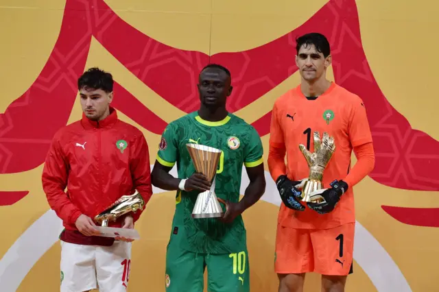من اليمين إلى اليسار: المغربي ياسين بونو أفضل حارس مرمى في بطولة أفريقيا، وساديو ماني أفضل لاعب، وإبراهيم دياس هداف نسخة 2025.  