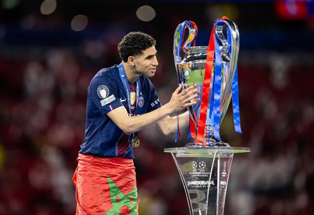 وفاز أشرف حكيمي بلقب دوري أبطال أوروبا مع باريس سان جيرمان