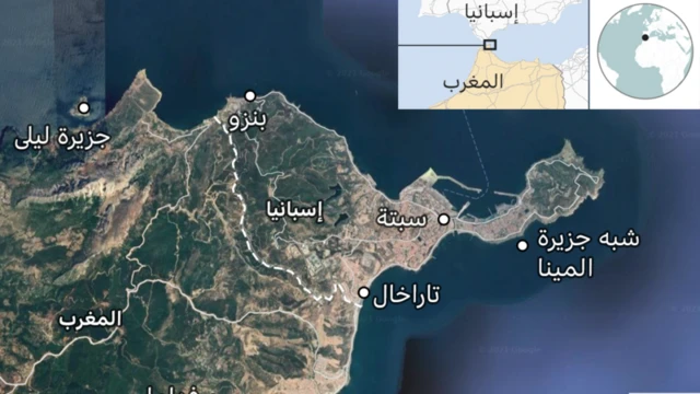 خريطة توضح موقع مدينة سبتة على الجانب الأفريقي من مضيق جبل طارق. ويظهر لون أرض الدول بظلال اللون البني، وتظهر المياه باللون الأزرق الداكن. 