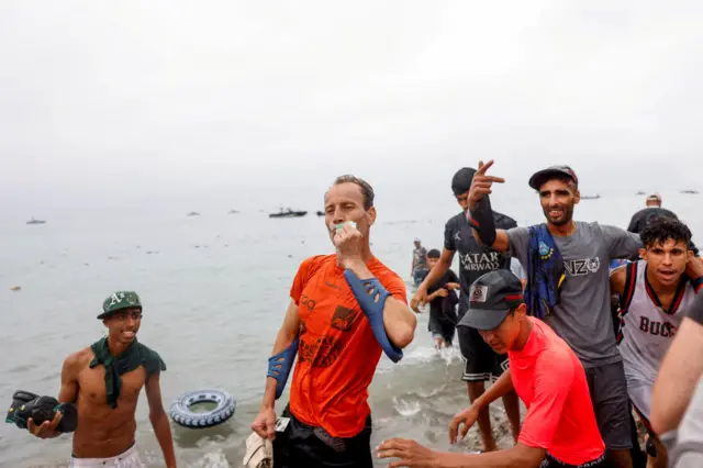 مهاجرون يدخلون إسبانيا عن طريق البحر أثناء عبور عدد كبير من المهاجرين من المغرب إلى الأراضي الإسبانية في سبتة بإسبانيا، في 31 يوليو 2026.