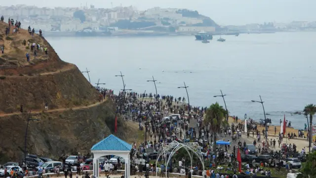 مهاجرون ينتظرون عبور الحدود من الجانب المغربي من الحدود في منطقة الفنيدق المغربية إلى جيب سبتة الإسباني في 31 يوليو 2026.
