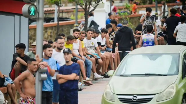 وصلت أعداد كبيرة من الناس إلى سبتة