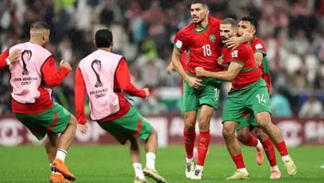 لاعبو المنتخب المغربي يحتفلون بالهدف الأول في المباراة 