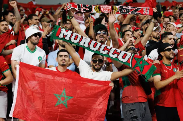 جماهير المنتخب المغربي خلال مباراة نصف نهائي كأس العرب بين المغرب والإمارات على ملعب خليفة الدولي بالدوحة في 15 ديسمبر 2025.