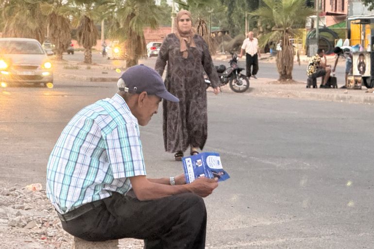 مركز اقتراع عبد الغني - مراكش - مواطنون يطلعون على وثائق الحملة الانتخابية