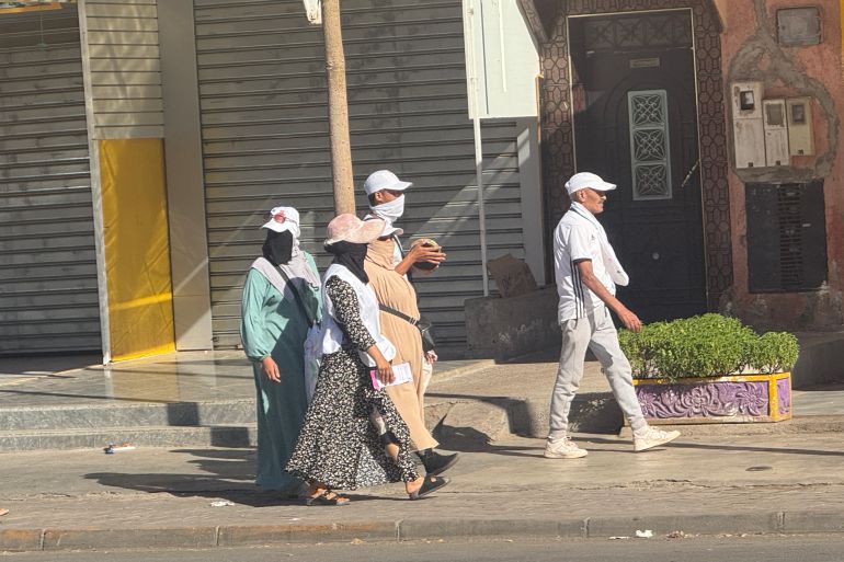 أنصار الحزب يتجولون في الشوارع كجزء من الحملة الانتخابية الجارية