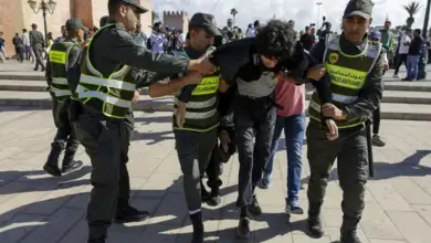 الشرطة المغربية تعتقل متظاهرا قرب مبنى البرلمان بالرباط.