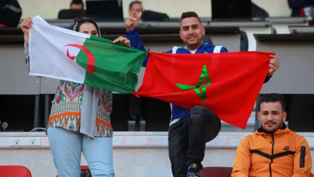 نساء مغربيات وجزائريات يرفعن أعلامهن الوطنية جنبًا إلى جنب خلال بطولة لكرة القدم