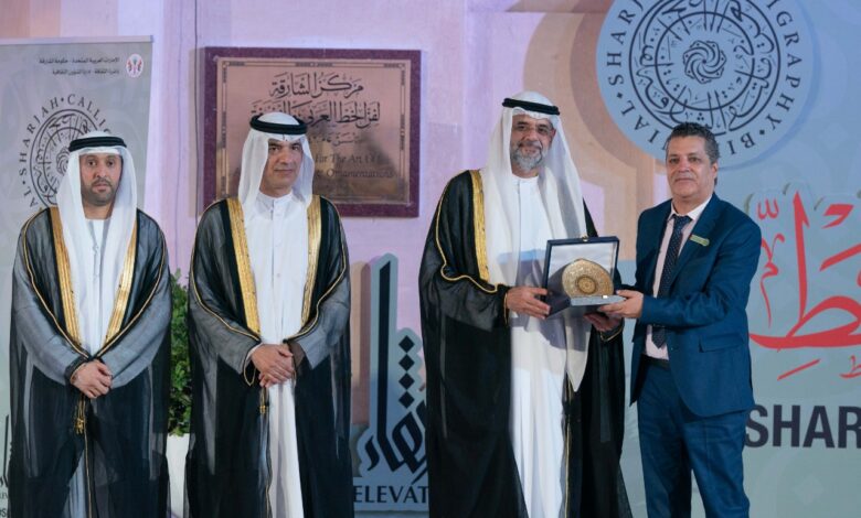 الخطاط المغربي محمد البوسني: ملتقى الشارقة للخط حدث عالمي فريد من نوعه