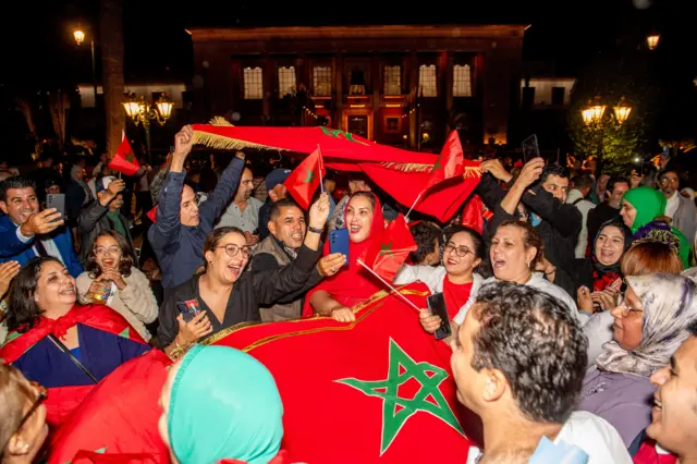 المغاربة يحتفلون في الرباط بعد أن دعم مجلس الأمن الدولي خطة المغرب للحكم الذاتي في الصحراء الغربية