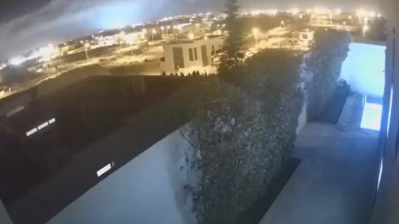 بالفيديو: لحظة وقوع الزلزال ظهر ضوء أزرق غريب في سماء المغرب.