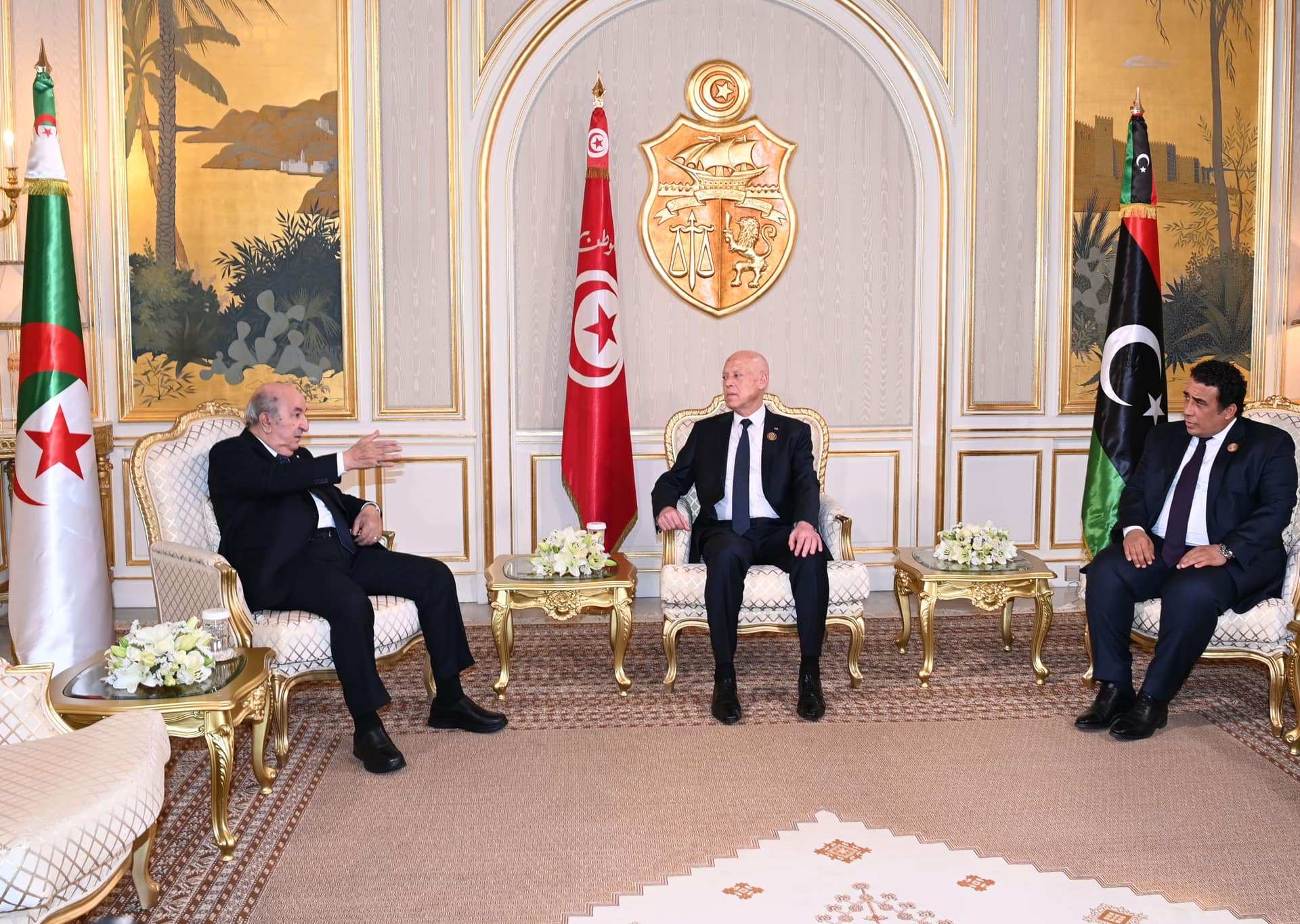 بغياب المغرب وموريتانيا.. ماذا وراء المحادثات بين سعيد وتبون والمنفي؟