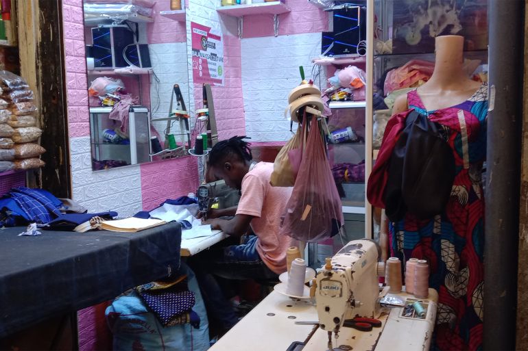 خياط أفريقي في أحد محلات السوق النموذجية بالدار البيضاء