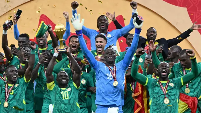 منتخب السنغال يفوز بكأس الأمم الأفريقية في الرباط، ويرفع كابتن الفريق ساديو ماني الكأس على ملعب الأمير مولاي عبد الله.