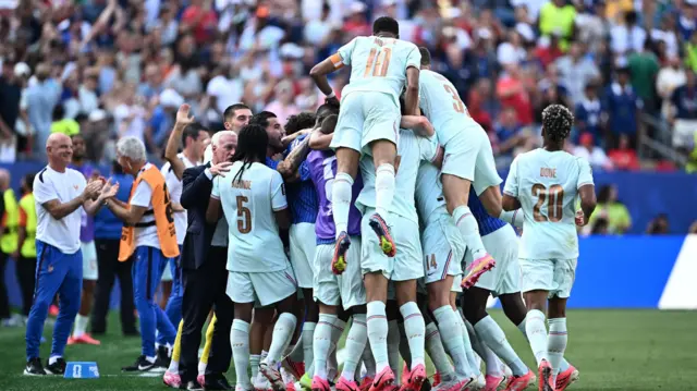 الفرنسيون يحتفلون بهدف عثمان ديمبيلي في مرمى المغرب
