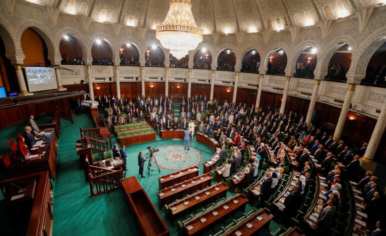 ويعتمد البرلمان التونسي نظام التمثيل النسبي منذ عام 2011، مع مبدأ تقسيم القوائم بالتساوي بين الرجال والنساء.