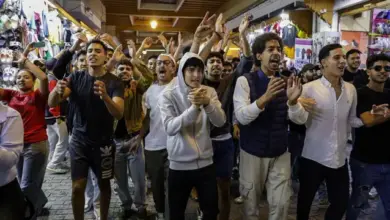 متظاهرون يرددون شعارات تطالب بإصلاحات في قطاعي الصحة العامة والتعليم خلال مظاهرة شبابية في أحد أسواق الرباط في 29 سبتمبر 2025.