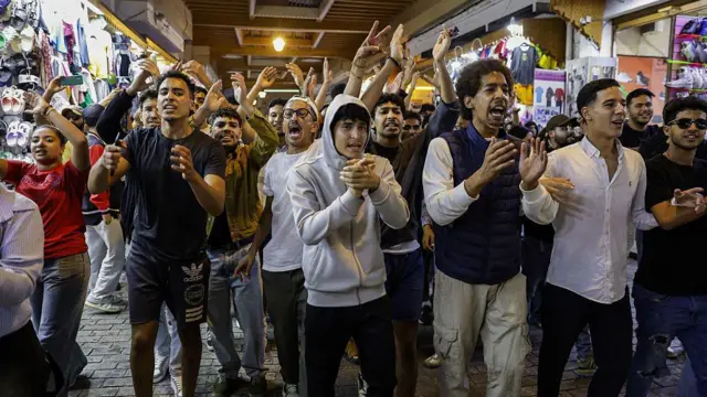متظاهرون يرددون شعارات تطالب بإصلاحات في قطاعي الصحة العامة والتعليم خلال مظاهرة شبابية في أحد أسواق الرباط في 29 سبتمبر 2025.