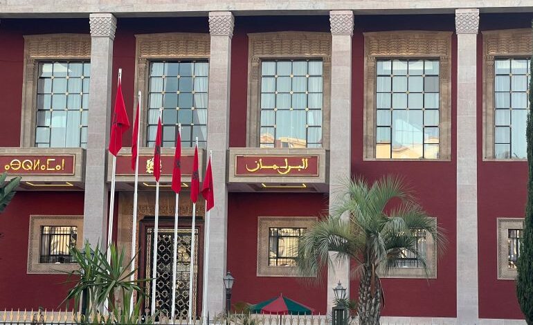 ويتزامن قرار عزيز أخنوش مع استعدادات الأحزاب السياسية المغربية لإجراء الانتخابات البرلمانية في سبتمبر المقبل.