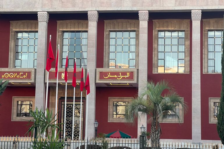 ويتزامن قرار عزيز أخنوش مع استعدادات الأحزاب السياسية المغربية لإجراء الانتخابات البرلمانية في سبتمبر المقبل.