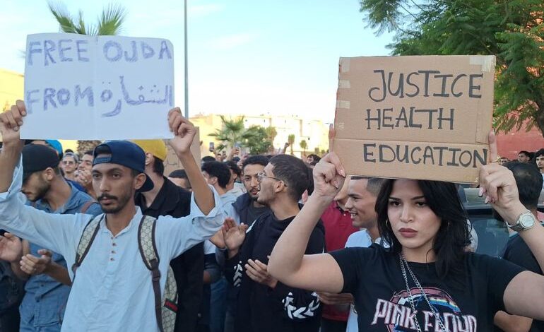 شباب يشاركون في الاحتجاجات بمدينة وجدة