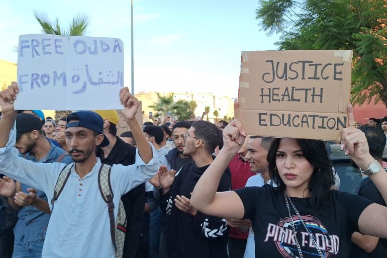 شباب يشاركون في الاحتجاجات بمدينة وجدة