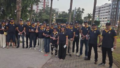 عبد العاني باروت - الدار البيضاء - التماني يتوسط مع نشطاء في مشهد من حملة تحالف اليسار - إذن الاستخدام